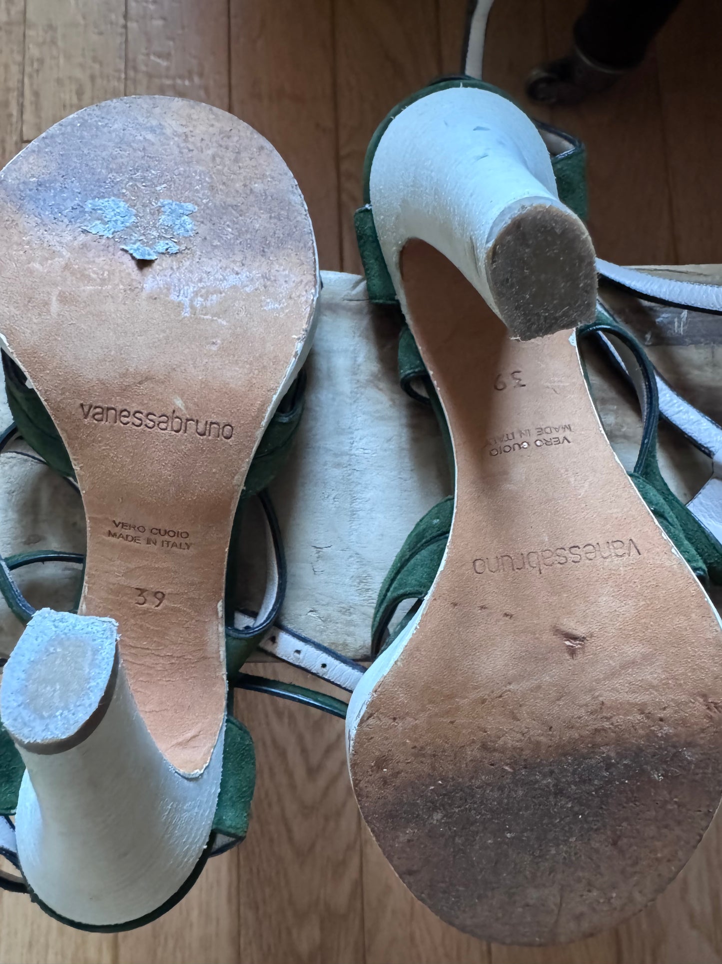 Sandales Vanessa Bruno en daim – Fabriquées en Italie-taille 39