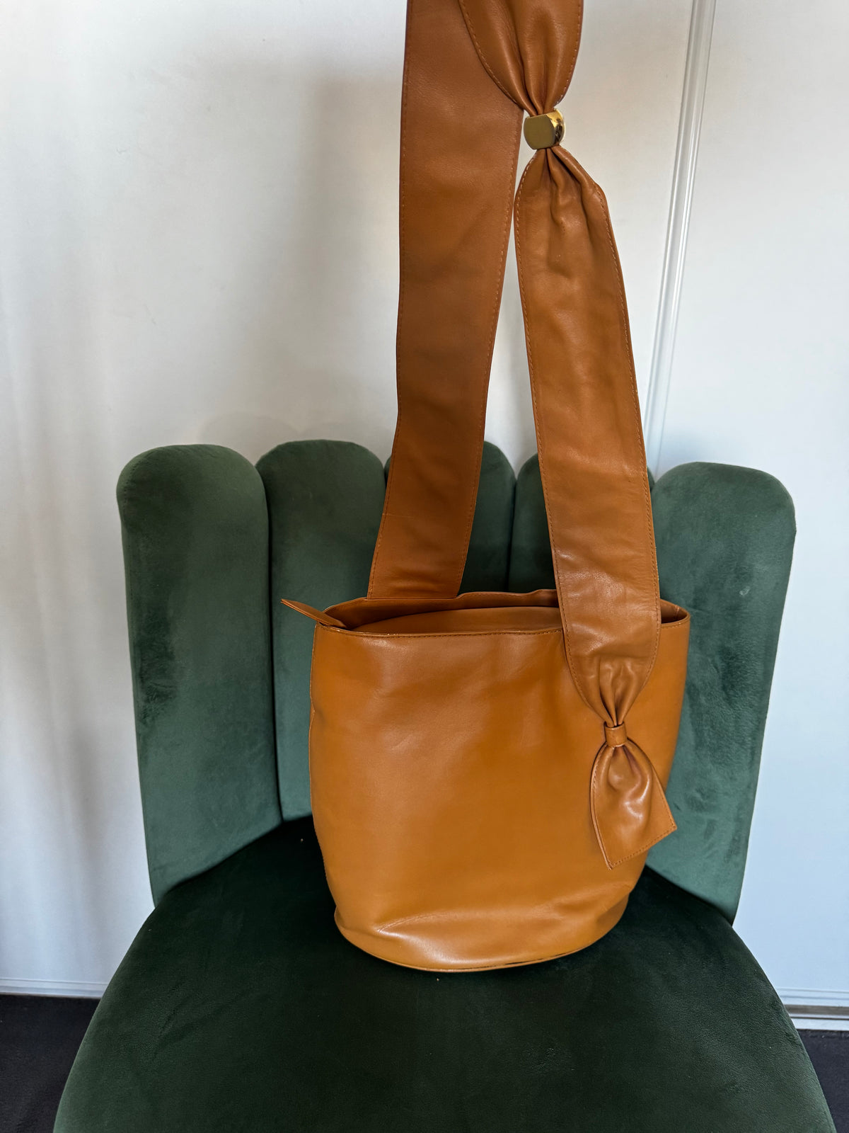 Sac Seau Bally Vintage en Cuir Lisse Camel – Détail Nœud & Bandoulière Drapée (Made in Spain)