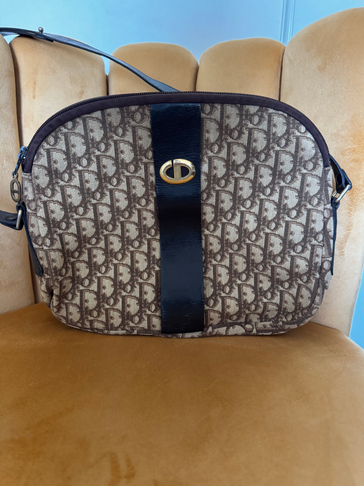 Sac Caméra Christian Dior Vintage – Monogramme Trotter Oblique Marron & Boucle Ovale CD