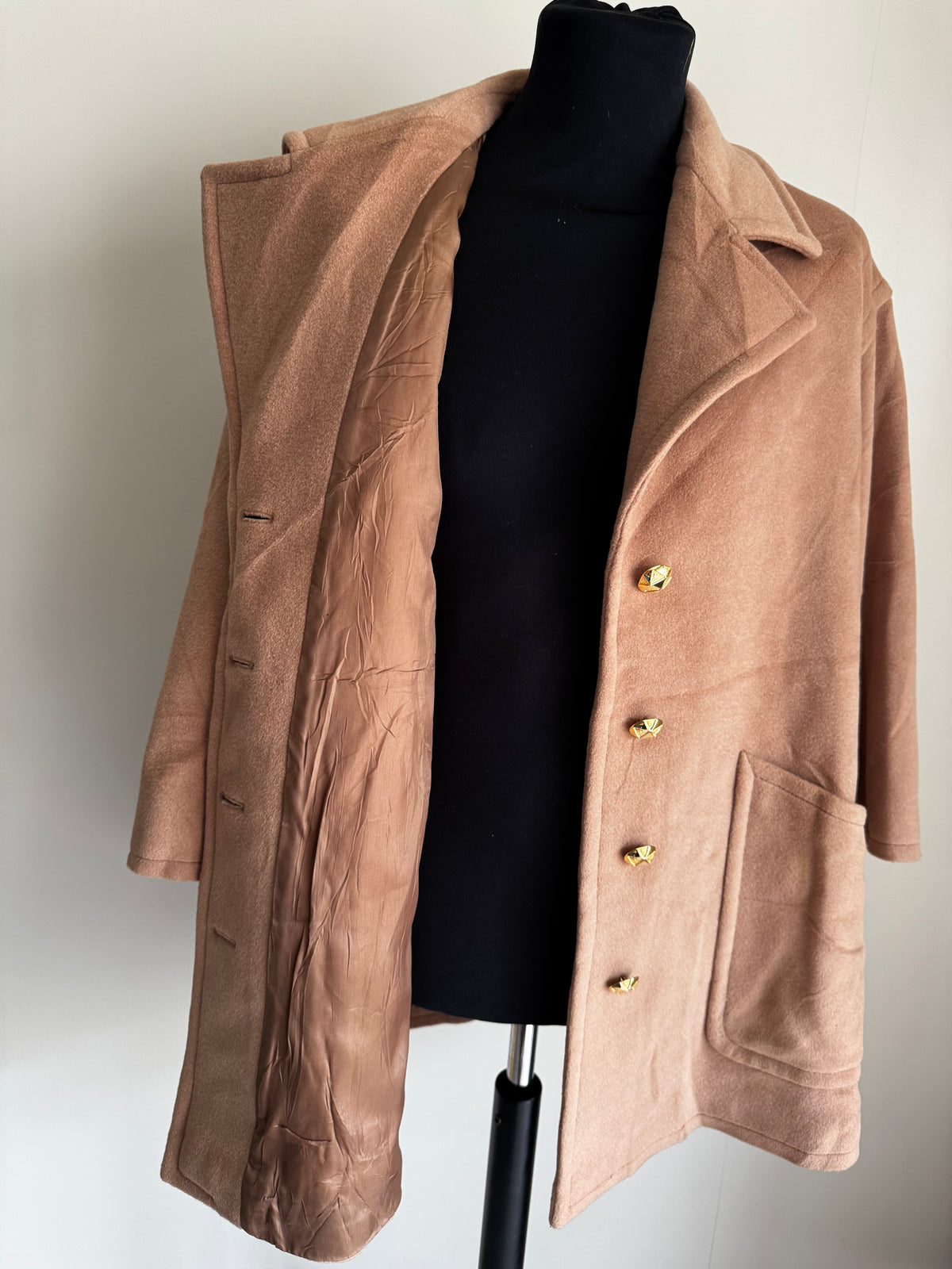 Manteau Court Valentino Miss V Vintage – 30% Mohair & Laine Camel, Boutons Bijoux Or (Made in Italy)