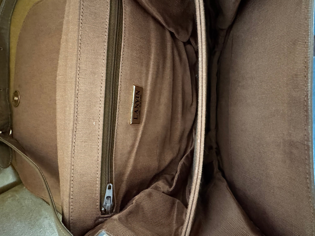 Sac Besace Lanvin Paris Vintage – Cuir Lisse Taupe & Fermoir Blason Iconique