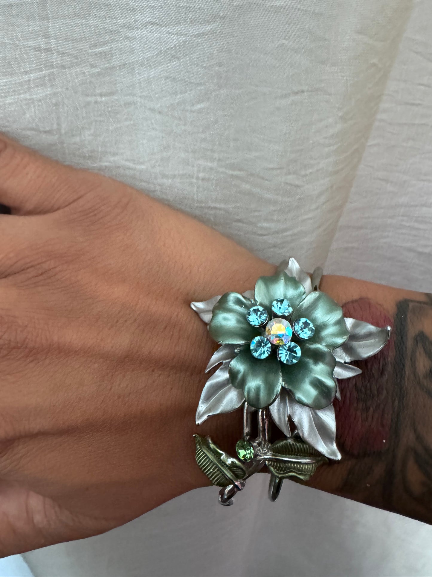 Bracelet manchette vintage fleur argentée – Émail vert sauge & strass bleus – Ouvert ajustable