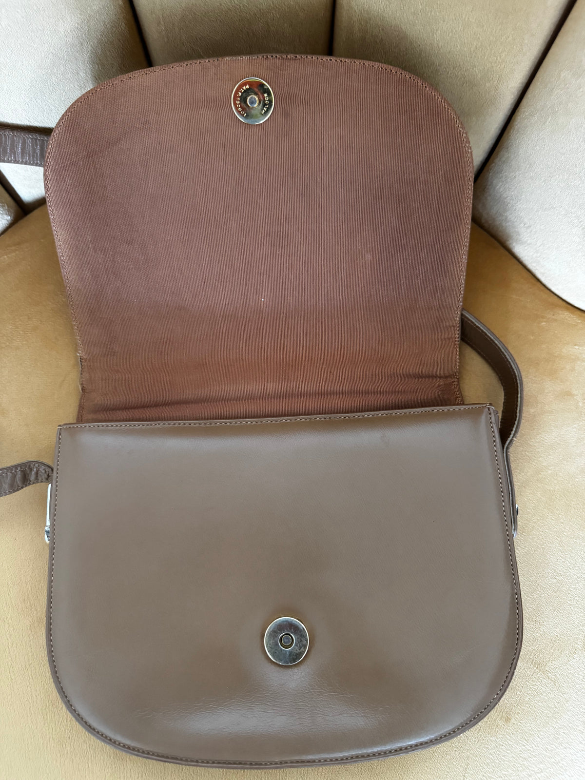 Sac Besace Lanvin Paris Vintage – Cuir Lisse Taupe & Fermoir Blason Iconique