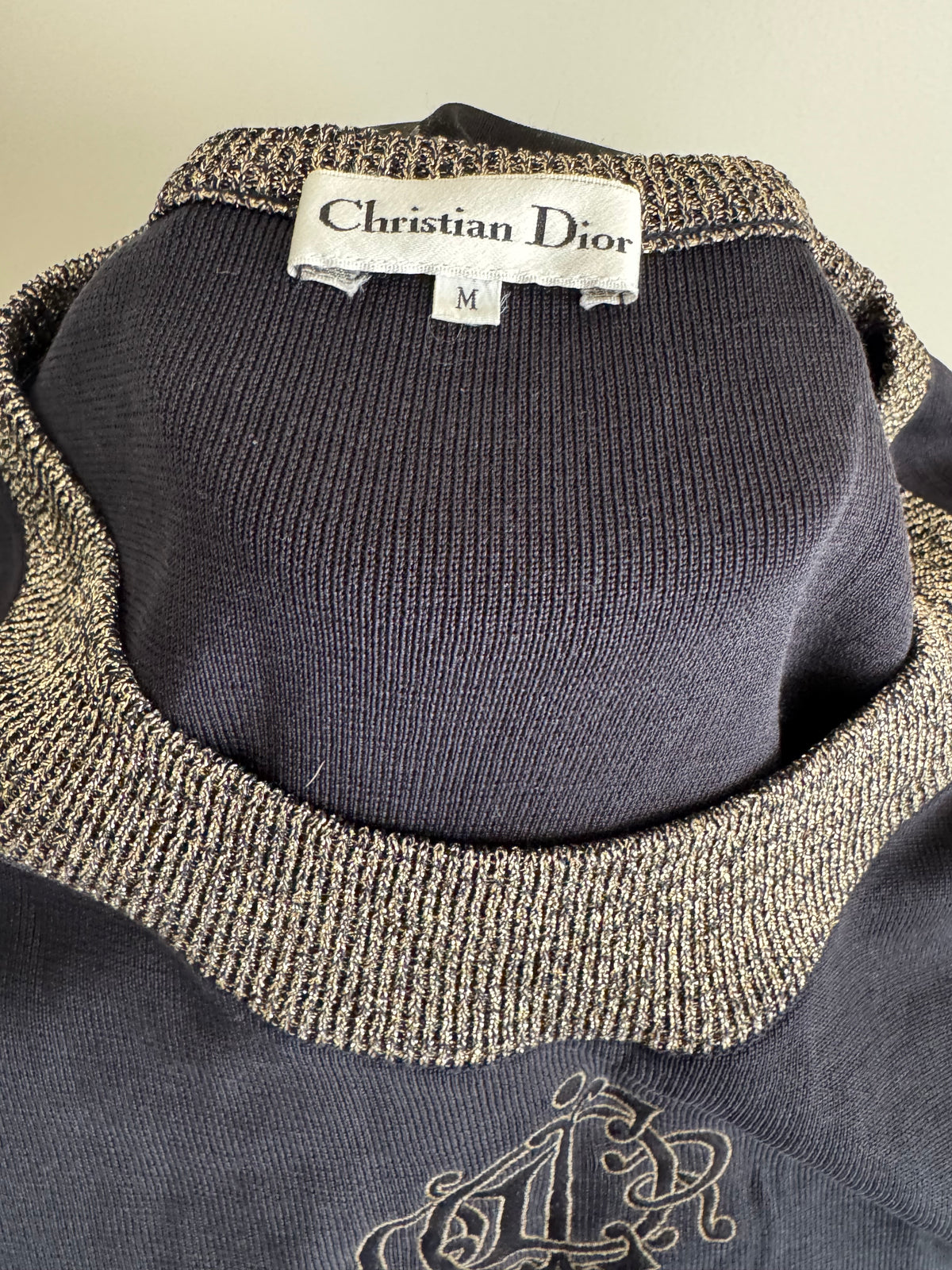 Top en Maille de Soie Christian Dior Vintage – Monogramme Brodé Or & Liserés Lurex (Époque Galliano)