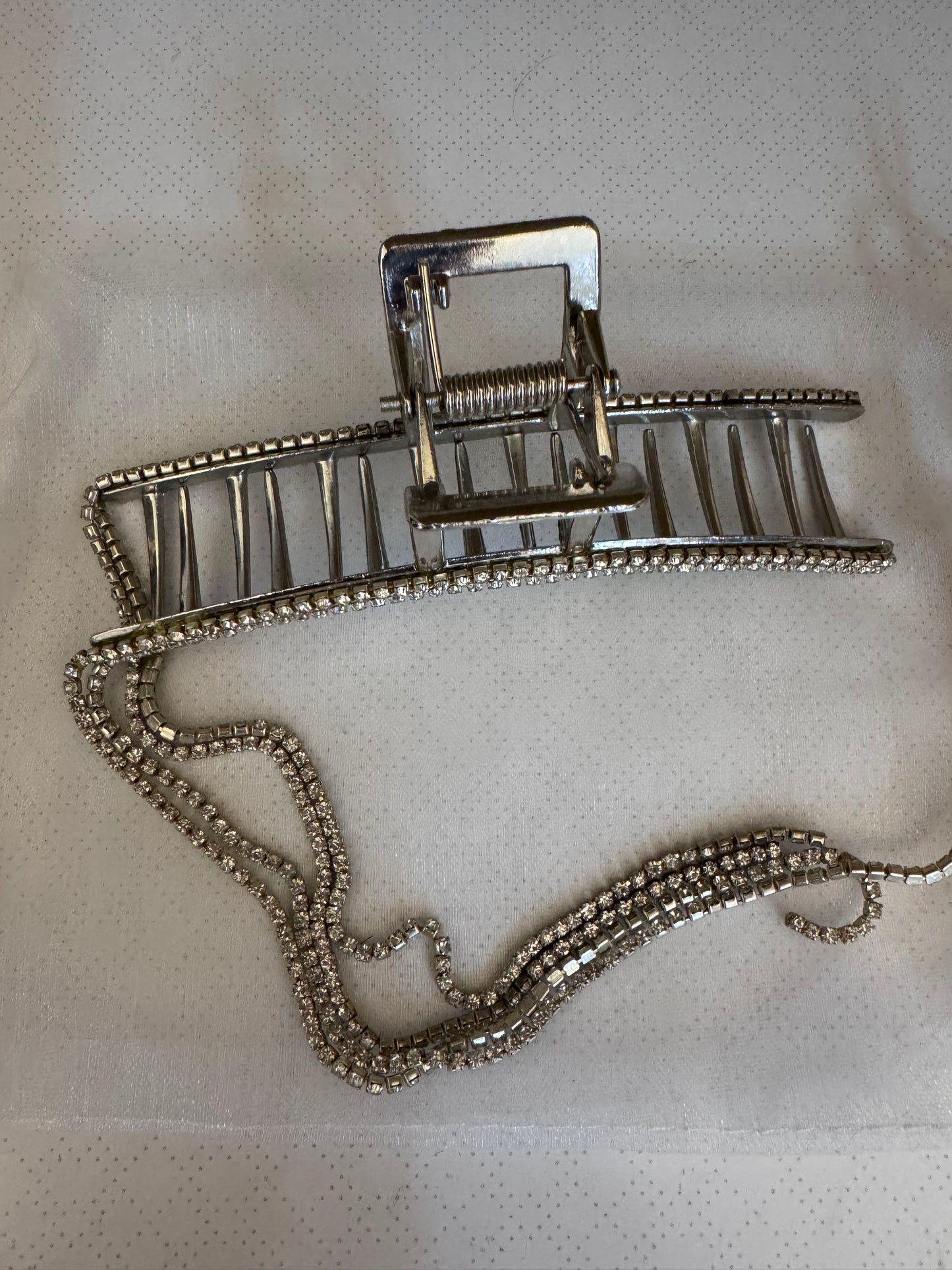 Pince à cheveux argentée à strass avec chaînes pendantes – Élégance & brillance