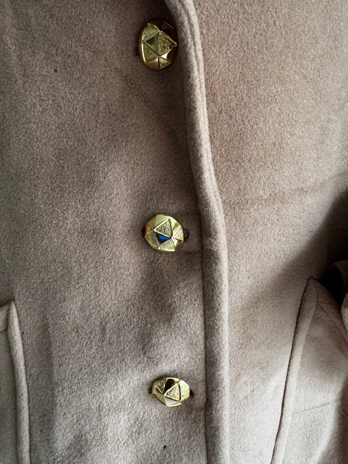 Manteau Court Valentino Miss V Vintage – 30% Mohair & Laine Camel, Boutons Bijoux Or (Made in Italy)