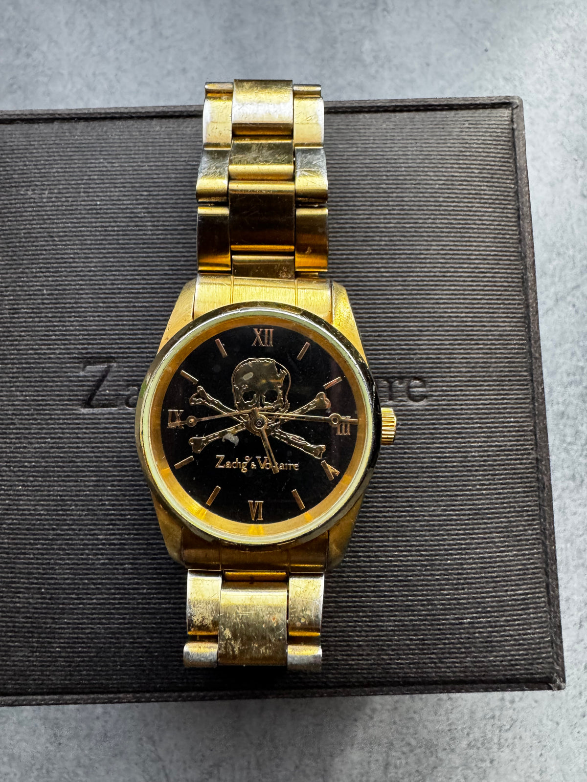 Montre Zadig & Voltaire "Timeless Skull" Vintage – Acier Plaqué Or & Cadran Tête de Mort Noir