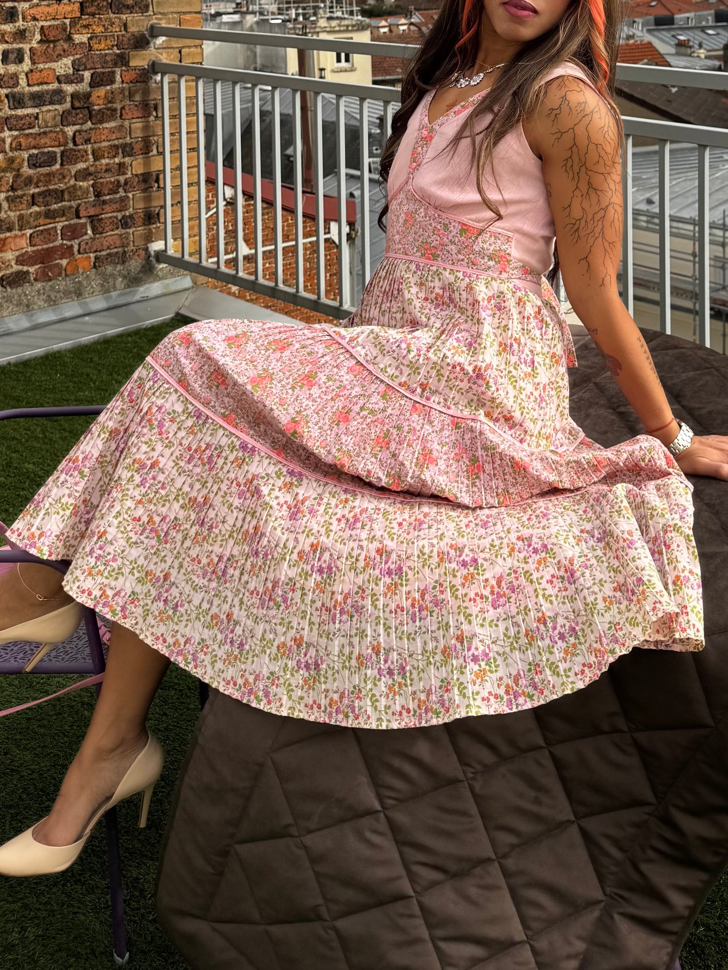 Robe vintage fleurie rose – robe romantique plissée style parisien