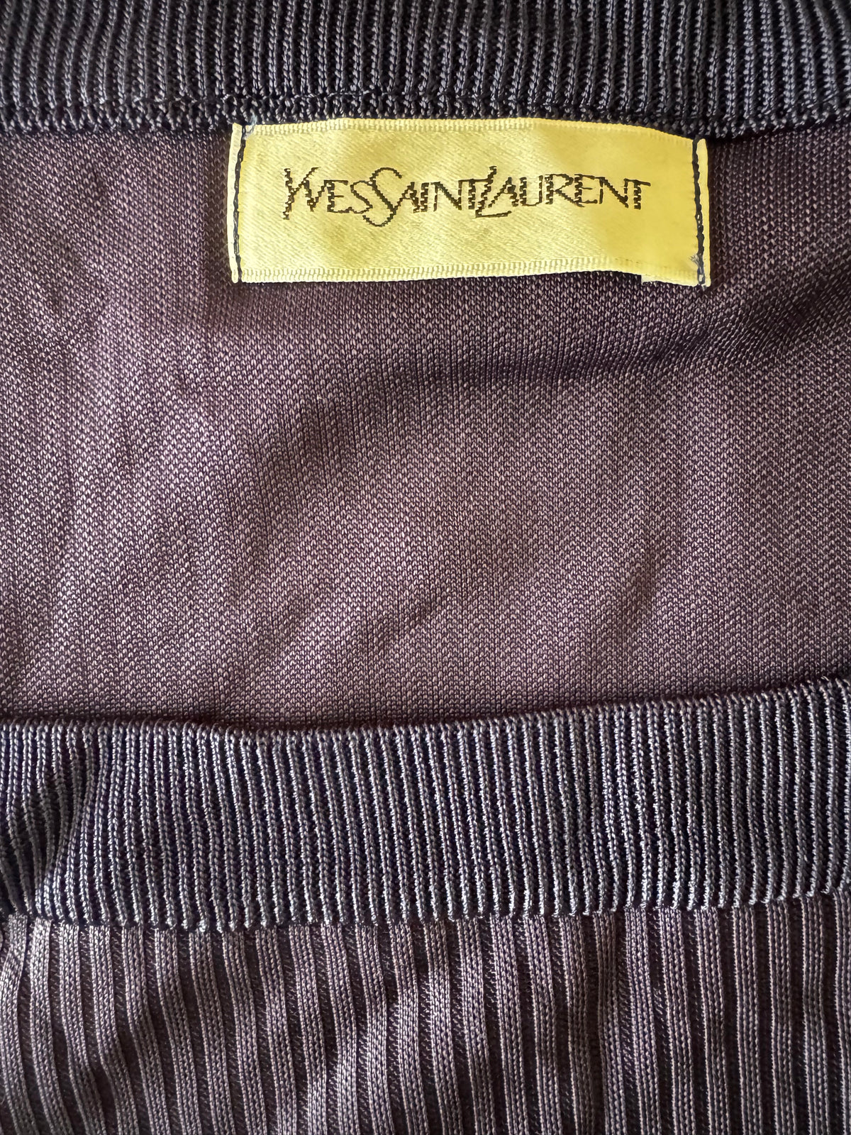 Top d'Archive Yves Saint Laurent Vintage – Maille Plissée Côtelée Bleu Nuit & Col Carré