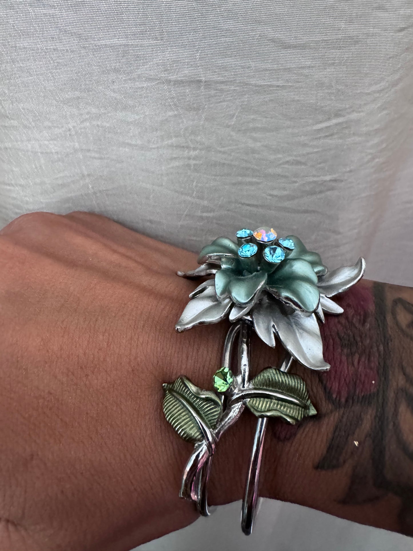 Bracelet manchette vintage fleur argentée – Émail vert sauge & strass bleus – Ouvert ajustable