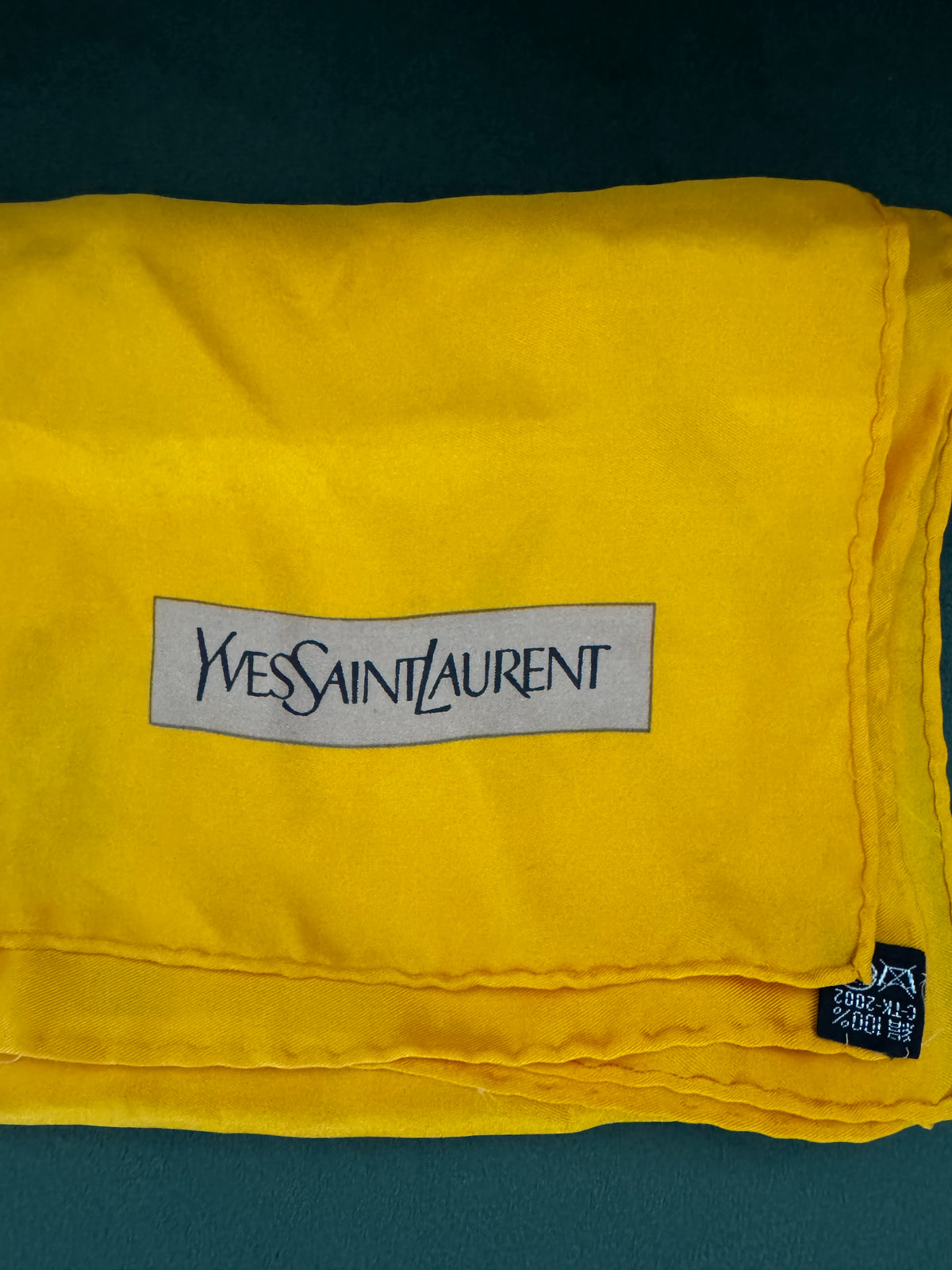 Écharpe Foulard Yves Saint Laurent Vintage en Soie Jacquard – Jaune Tournesol Éclatant (Made in Japan)
