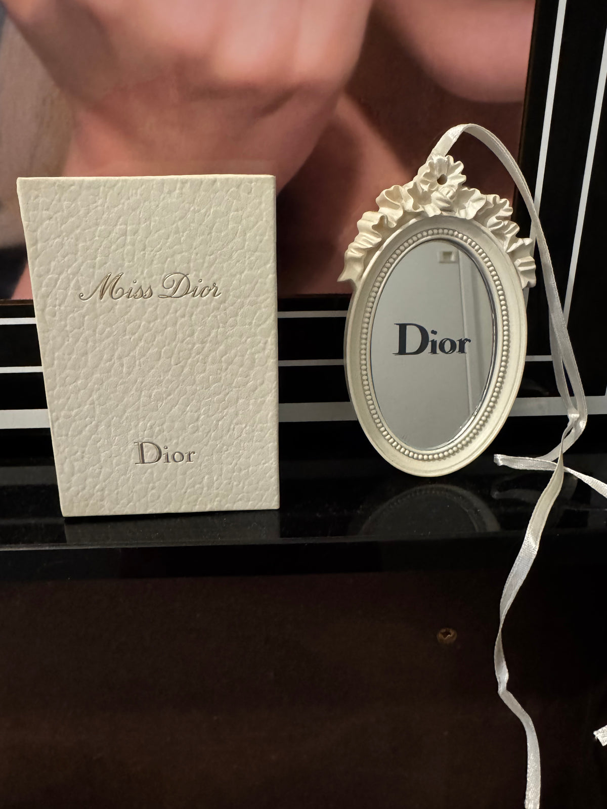 Coffret Cadeau Écrin Miniature Miss Dior – Eau de Parfum 5 ml Flacon Couture "Nœud Poignard"