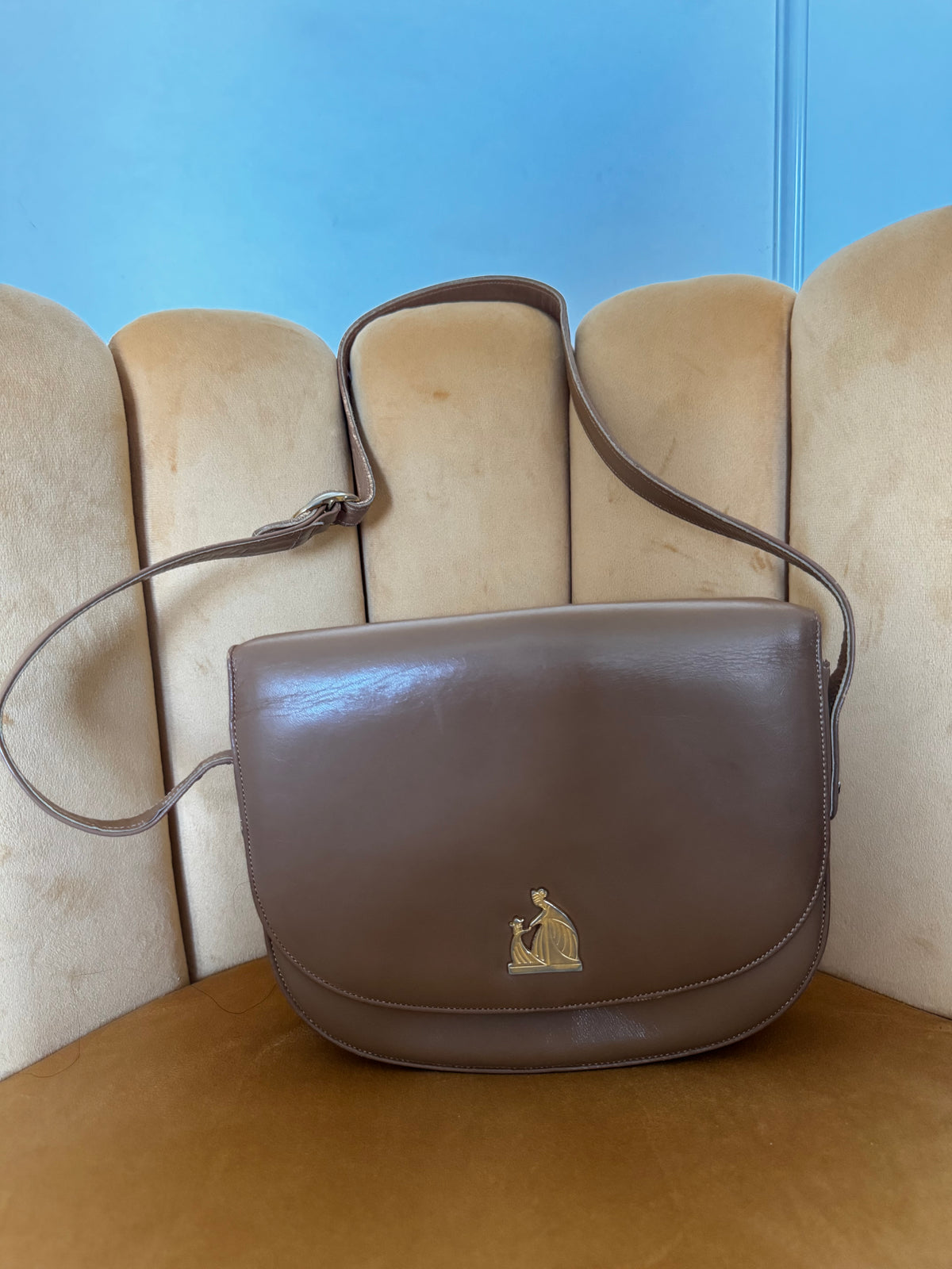 Sac Besace Lanvin Paris Vintage – Cuir Lisse Taupe & Fermoir Blason Iconique