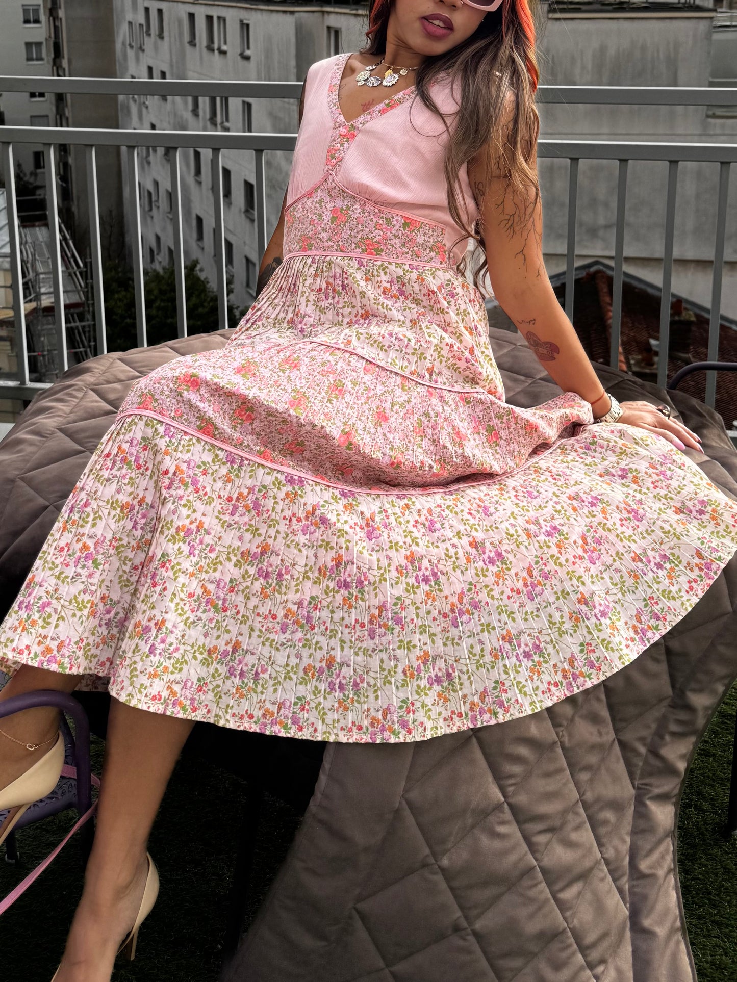 Robe vintage fleurie rose – robe romantique plissée style parisien