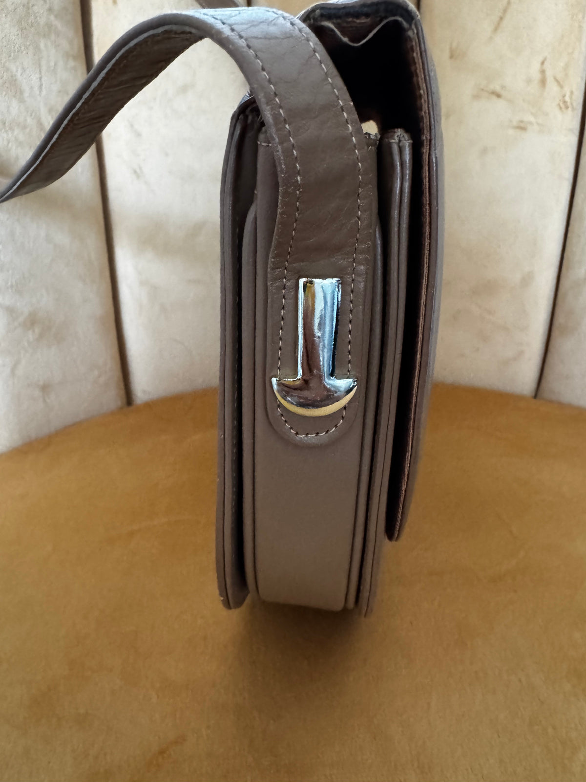 Sac Besace Lanvin Paris Vintage – Cuir Lisse Taupe & Fermoir Blason Iconique